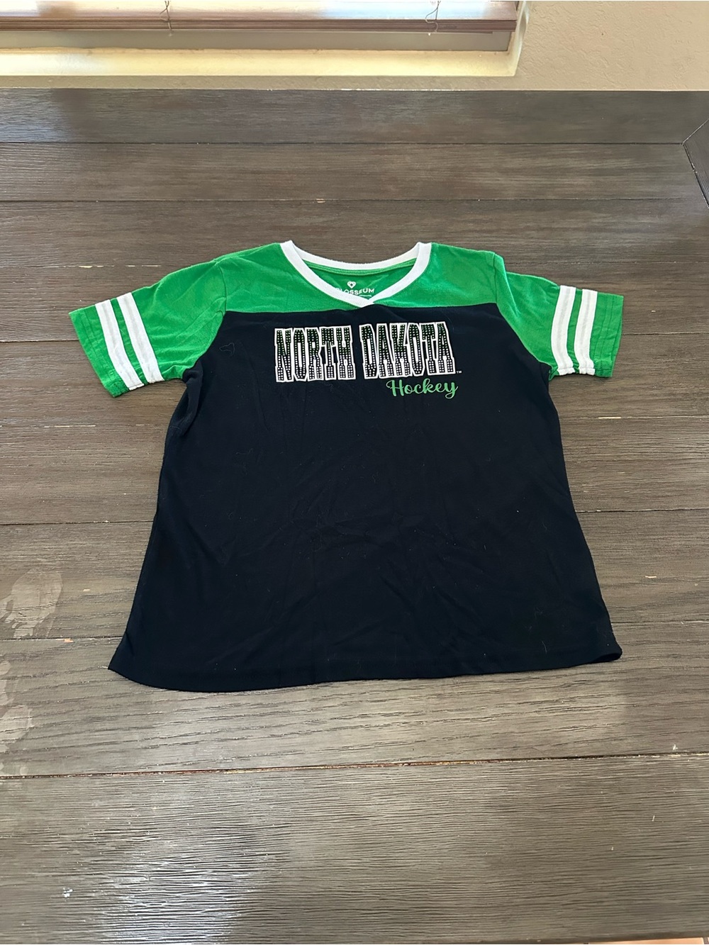 Colosseum Girls XL 14/16 Black & Green North Dakota Hockey Short Sleeve Tee
